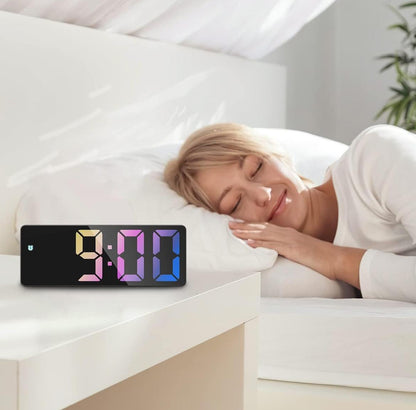 ساعة منبه رقمية ملونة بشاشة LED كبيرة وتحكم صوتي