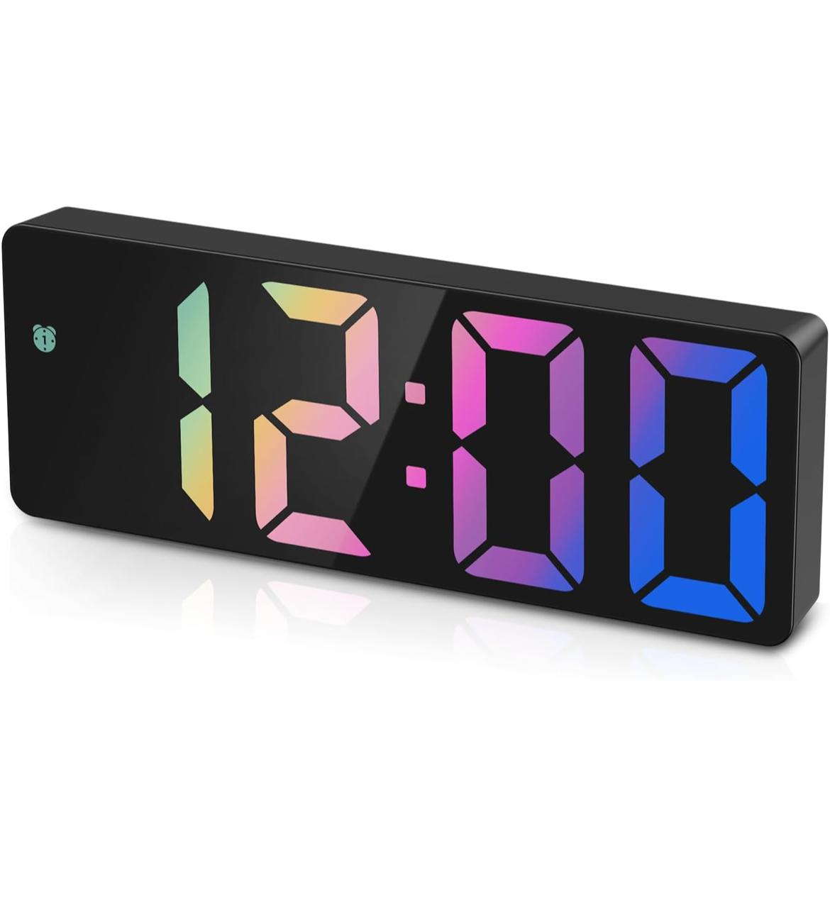 ساعة منبه رقمية ملونة بشاشة LED كبيرة وتحكم صوتي